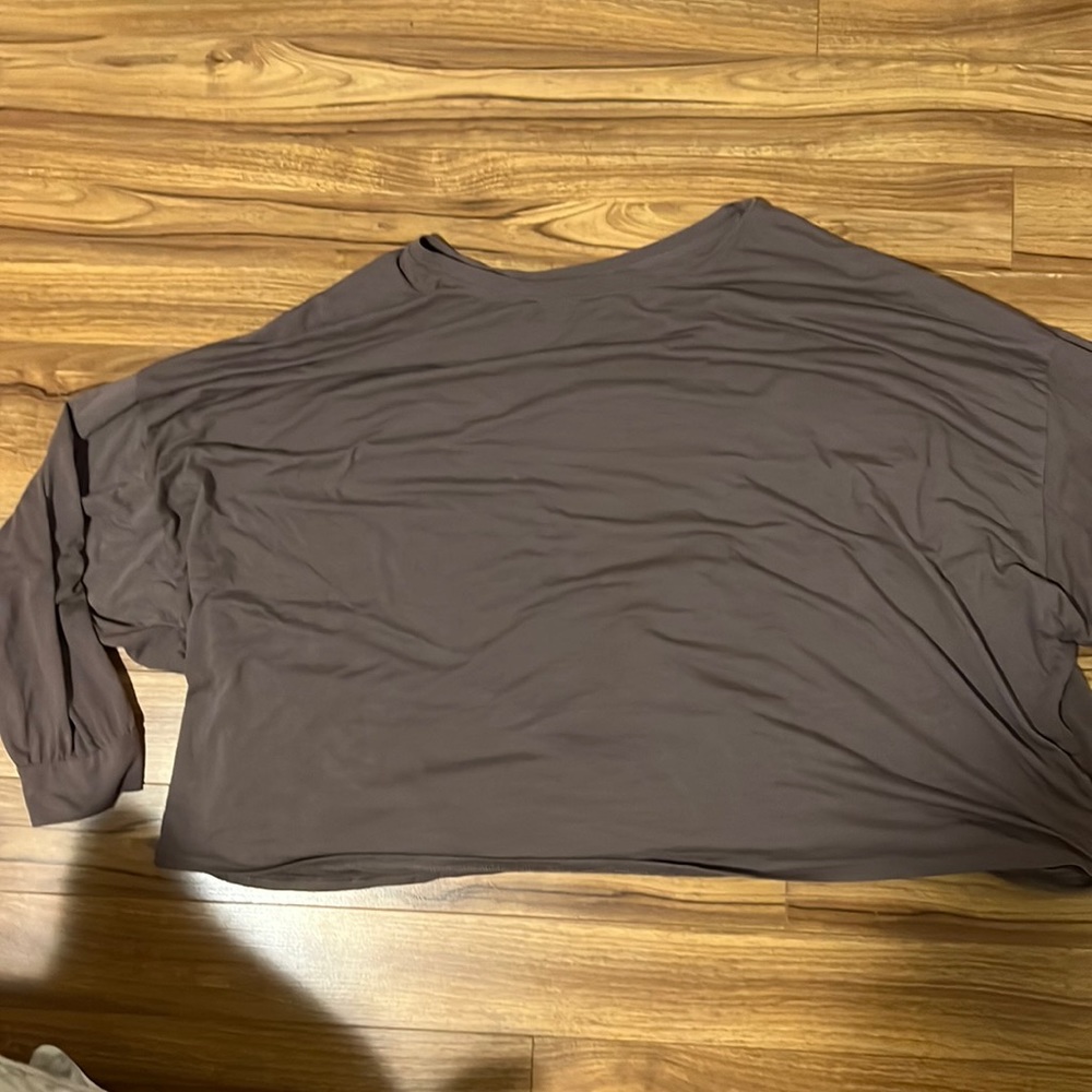 Light weight quarter sleeve cotton tshirt with open back design